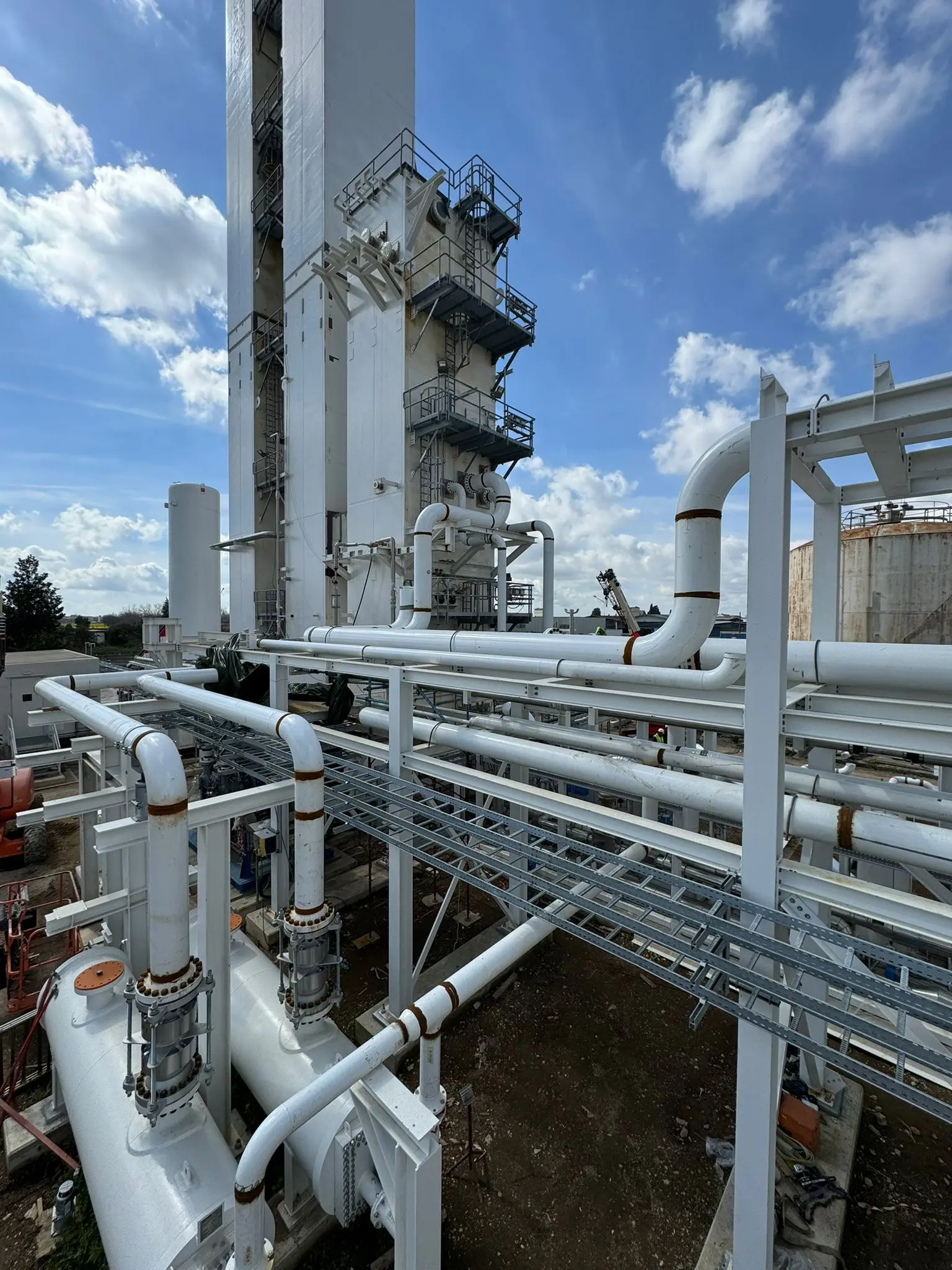 Tecnici Fox Industrial durante un montaggio piping presso warehouse Nippon Gases